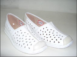 溫州富龍鞋業(yè) 匠心獨運，步履不?！瑯I(yè)展覽引領(lǐng)行業(yè)新風尚